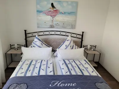 1. Schlafzimmer mit Doppelbett 1,80x2m - Kopfkissen 80x80cm + 40x80cm und Aussenrollo
