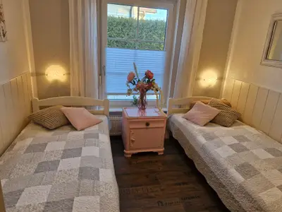 2. Schlafzimmer mit 2 Einzelbetten + Kleiderschrank und Kommode und Aussenrollo