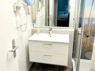 Modernes Bad mit Dusche