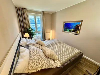 Schlafzimmer mit komfortablen Doppelbett