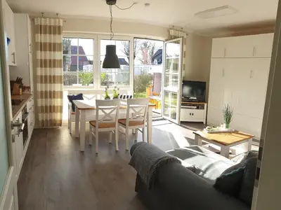 Wohn-/Ess-/Kochbereich mit Schrankbett