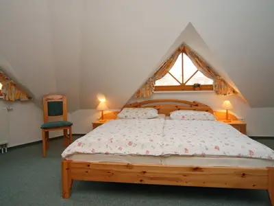 Schlafzimmer mit Doppelbett