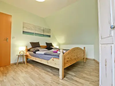 Schlafzimmer mit Doppelbett