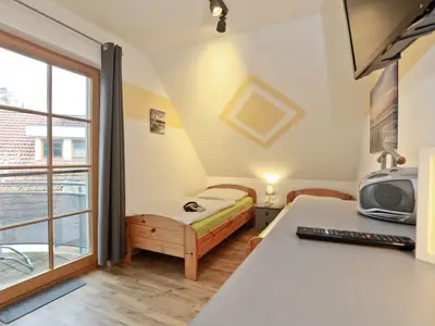 Schlafzimmer mit zwei Einzelbetten
