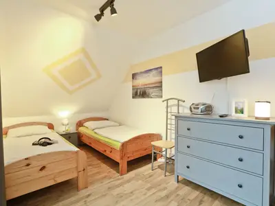 Schlafzimmer mit zwei Einzelbetten