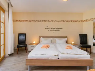 Schlafzimmer mit Doppelbett