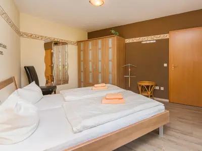 Schlafzimmer mit Doppelbett