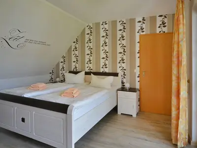 Schlafzimmer mit Doppelbett