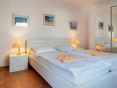 Schlafzimmer mit Doppelbett