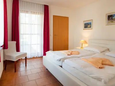 Schlafzimmer mit Doppelbett