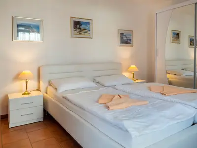 Schlafzimmer mit Doppelbett
