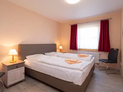 Schlafzimmer mit Doppelbett