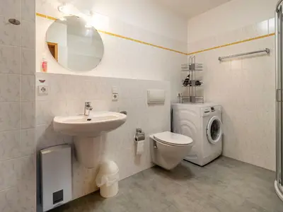 Badezimmer mit Dusche