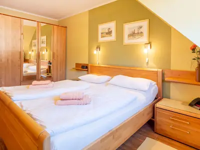 Schlafzimmer mit Doppelbett