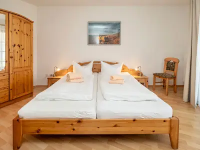 Schlafzimmer mit Doppelbett