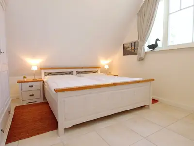 Schlafzimmer mit Doppelbett