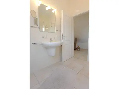 Badezimmer mit Dusche