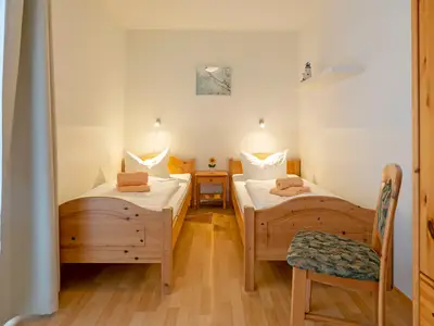 Schlafzimmer mit zwei Einzelbetten