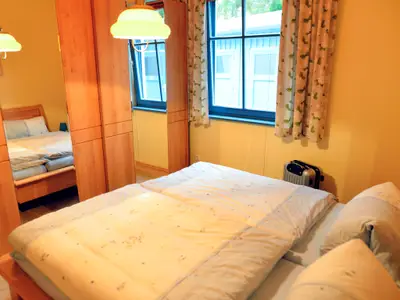 Schlafzimmer mit Doppelbett