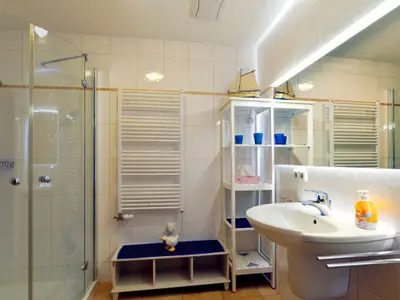 Badezimmer mit Dusche