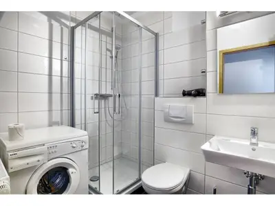 Badezimmer mit Dusche
