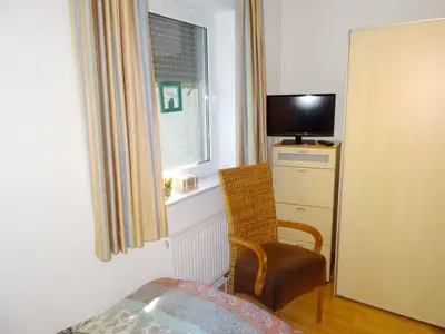 Schlafzimmer mit zwei Einzelbetten