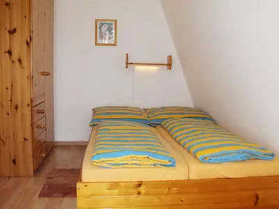 Schlafzimmer mit Doppelbett