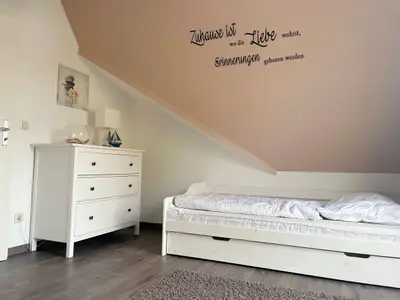 Schlafzimmer mit zwei Einzelbetten