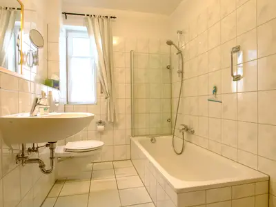 Badezimmer mit Badewanne