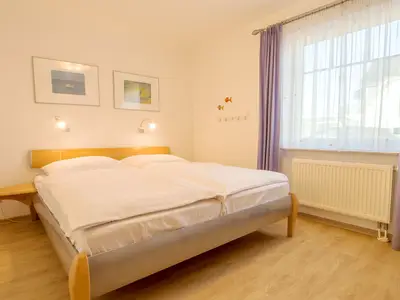 Schlafzimmer mit Doppelbett