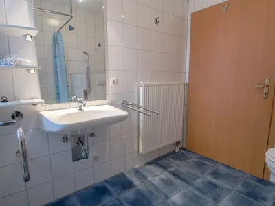 Badezimmer mit Dusche