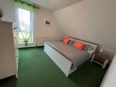 Schlafzimmer mit Doppelbett