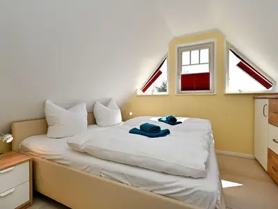 Schlafzimmer mit Doppelbett