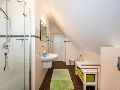 Badezimmer mit Dusche