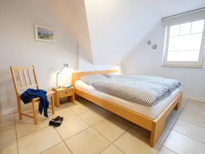 Schlafzimmer mit Doppelbett
