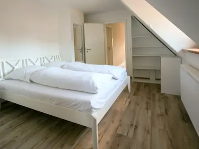 Schlafzimmer mit Doppelbett