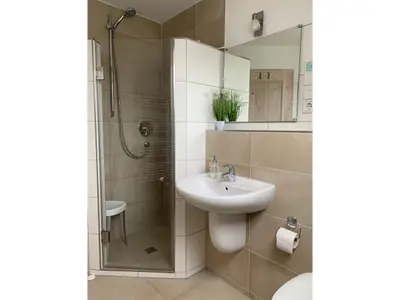 Badezimmer mit Dusche