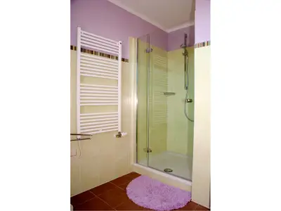Badezimmer mit Dusche