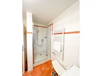 Badezimmer mit Dusche