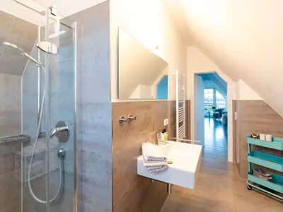 Badezimmer mit Dusche