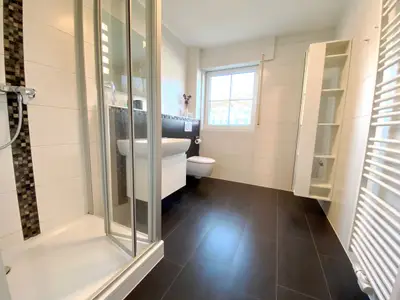 Badezimmer mit Dusche