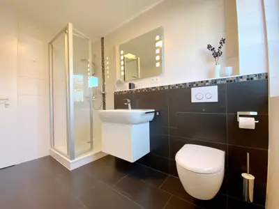Badezimmer mit Dusche