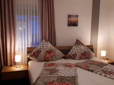 Schlafzimmer mit Doppelbett