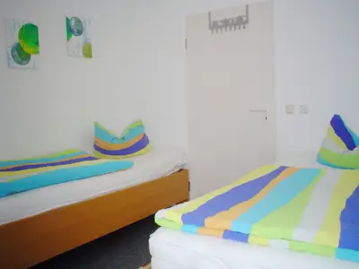 Schlafzimmer mit zwei Einzelbetten