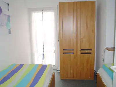 Schlafzimmer mit zwei Einzelbetten