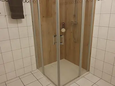 Badezimmer mit Dusche