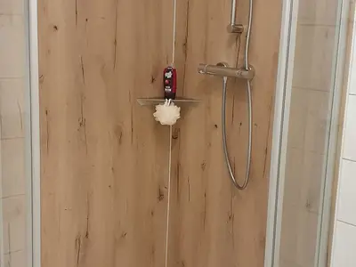 Badezimmer mit Dusche