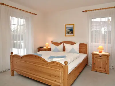 Schlafzimmer mit Doppelbett