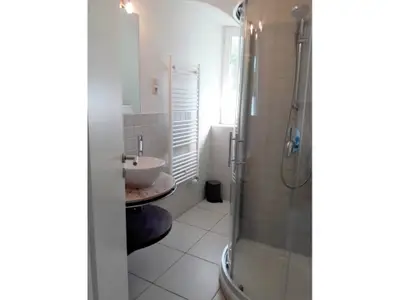Badezimmer mit Dusche