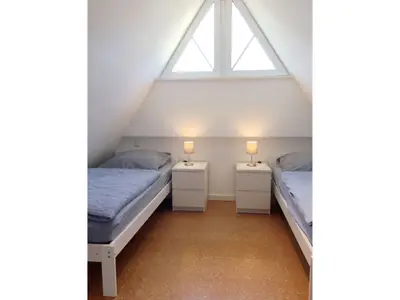 Schlafzimmer mit zwei Einzelbetten